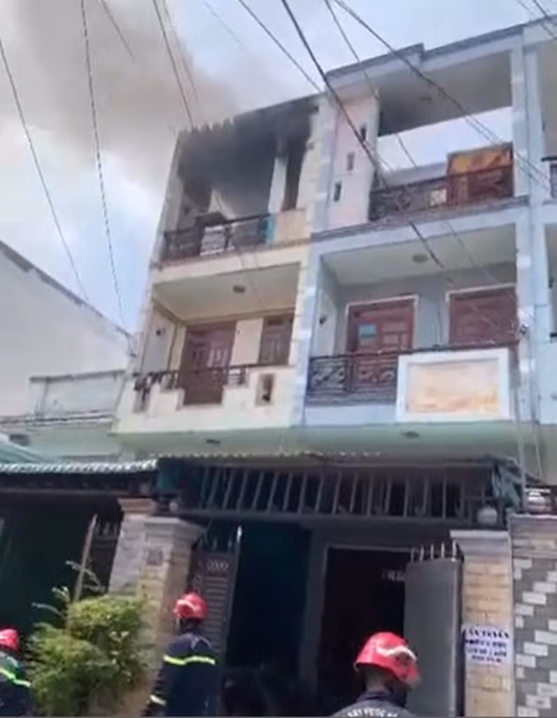 Nhà 3 tầng trong hẻm bốc cháy, dân ôm đồ tháo chạy&nbsp; -0