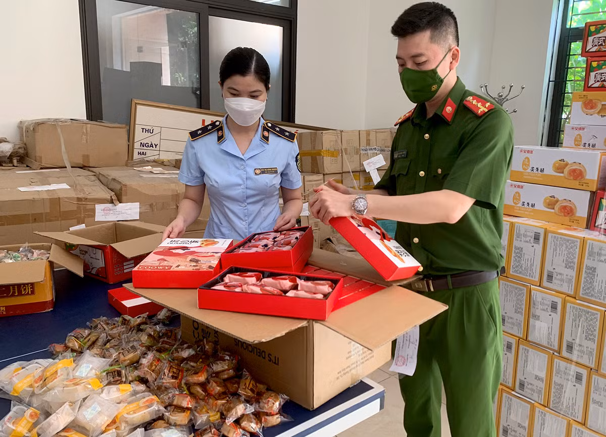 Thu giữ hàng nghìn chiếc bánh Trung thu không có nguồn gốc xuất xứ -0