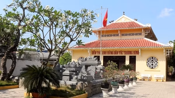 Viếng đền Trương Định