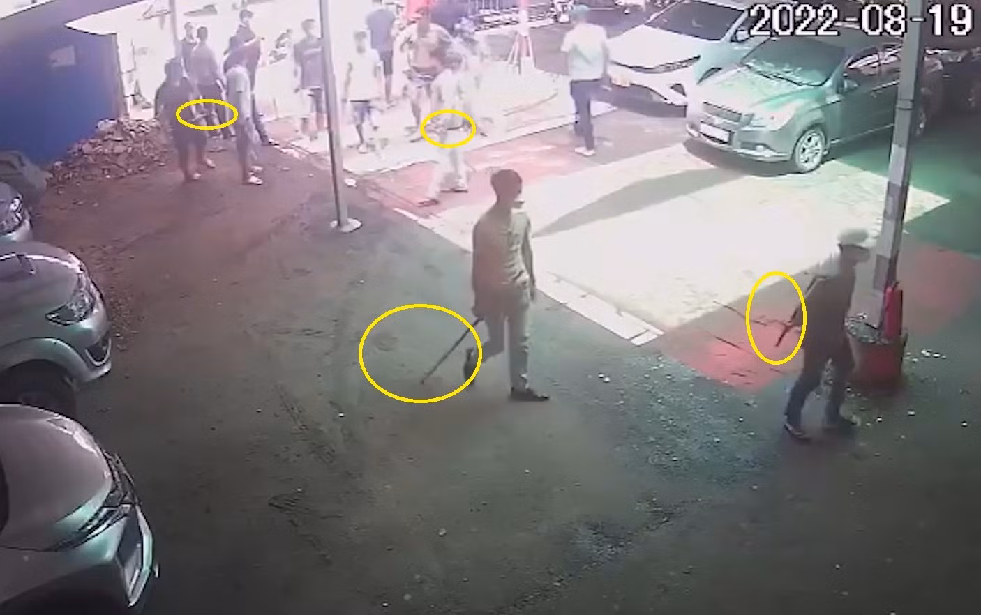 Mâu thuẫn thuê mặt bằng, hàng chục đối tượng cầm hung khí đe dọa, đánh người thuê -0