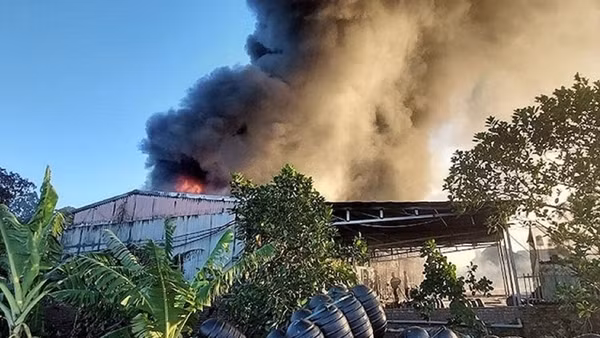 Cháy lớn thiêu rụi cơ sở sản xuất phao nhựa