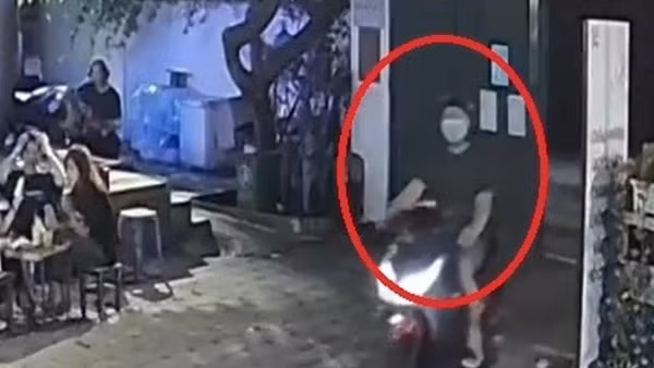 Con nghiện lao xe máy vào quán cà phê giật điện thoại