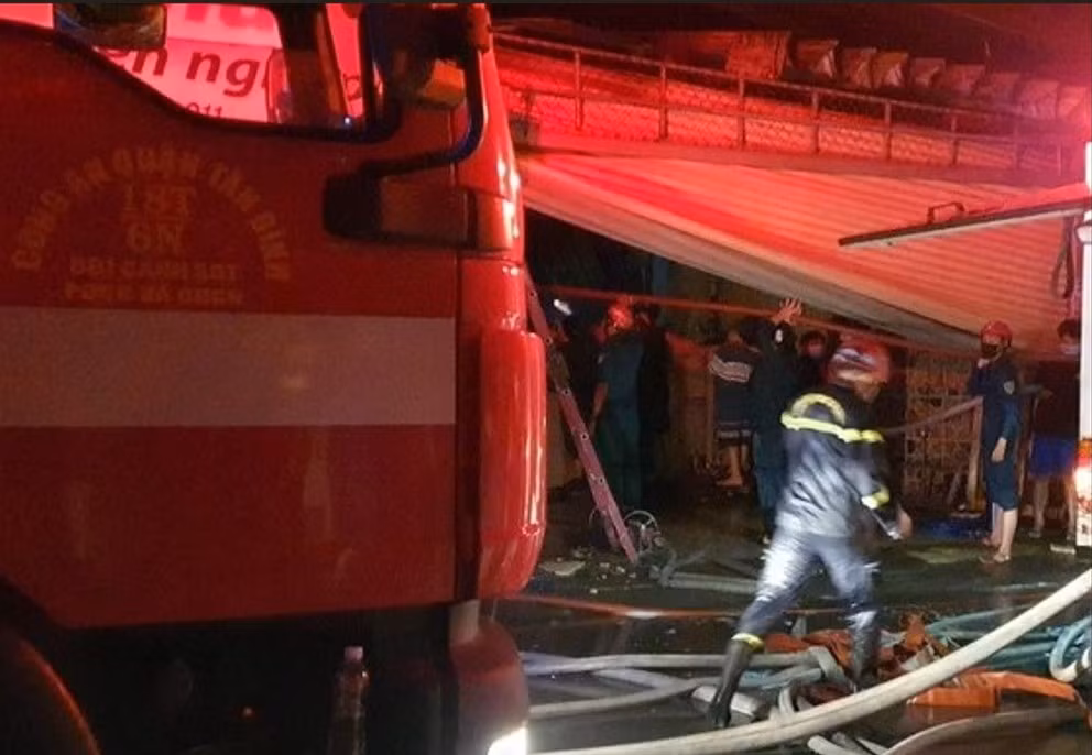 Ngăn đám cháy từ kho giày dép sang nhà dân -0