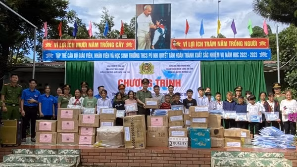 Tuổi trẻ CAND về Mường Lát "chắp cánh ước mơ" cho trẻ em có hoàn cảnh khó khăn