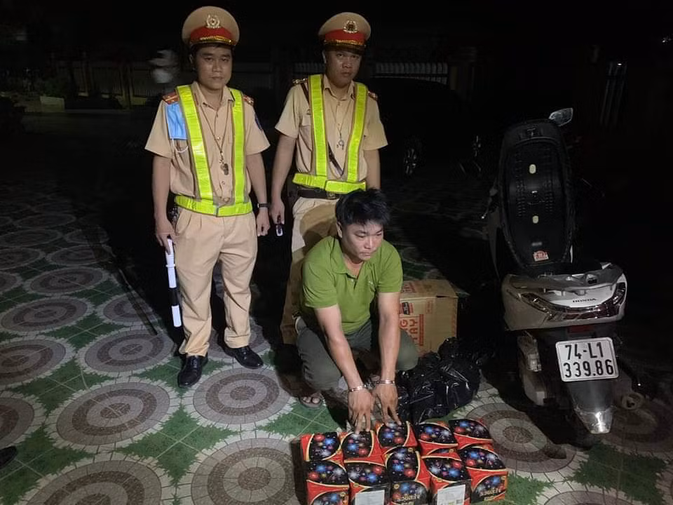 Đêm khuya chở pháo đi bán thì gặp Công an -0