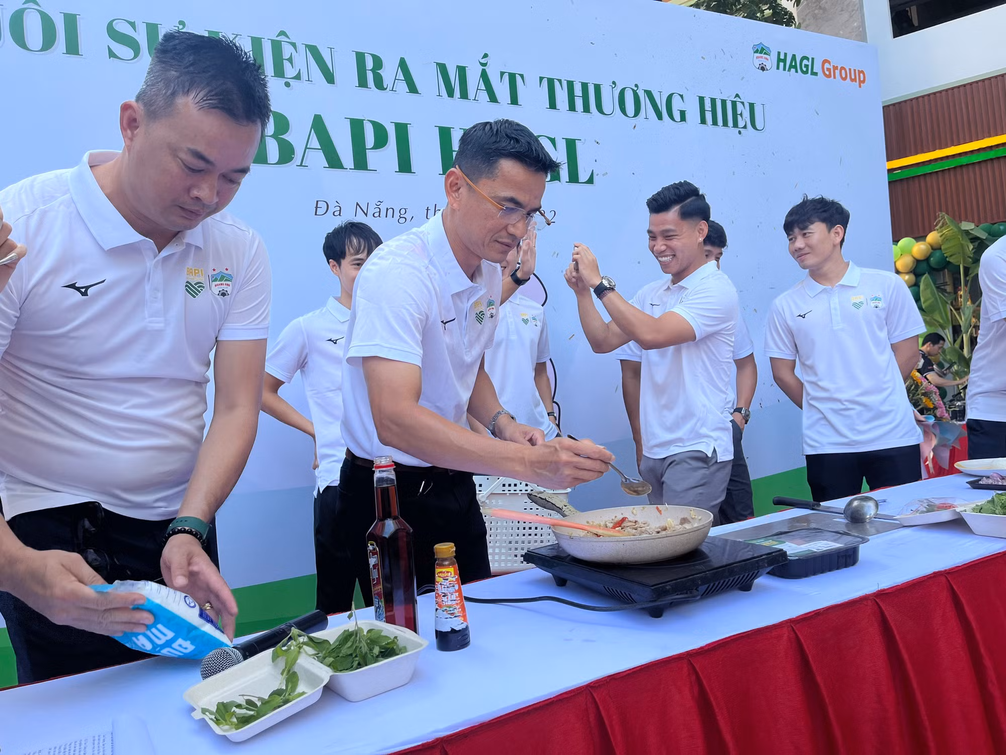Người Đà Nẵng xếp hàng rồng rắn xem HLV Kiatisak cùng các cầu thủ nổi tiếng trổ tài đầu bếp -2