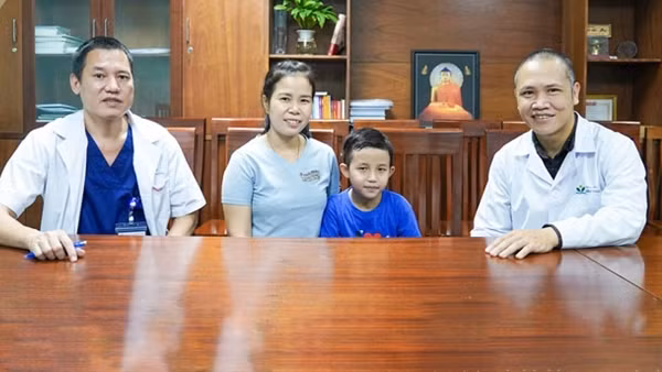 8 năm, 3 lần mổ tim cứu em bé người Lào