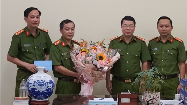 Thưởng nóng tập thể có thành tích xuất sắc trong phá án ma túy
