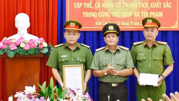 Khen thưởng tập thể, cá nhân có thành tích trong công tác truy nã tội phạm