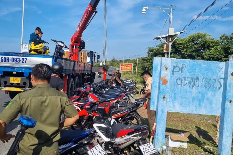 Ngăn chặn hơn 60 quái xế tổ chức đua xe ven biển -3