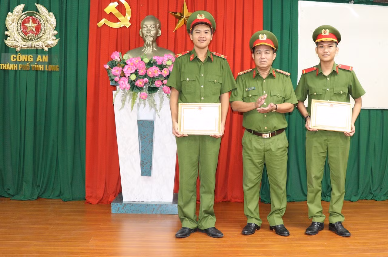 thượng tá dương văn hiệp - trưởng công an thành phố vĩnh long trao giấy khen cho hai chiến sỹ không tham của rơi.jpg -0