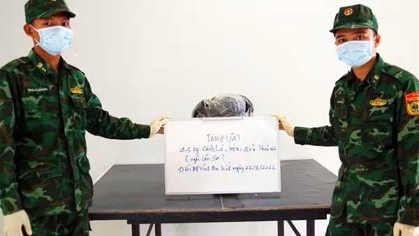 Ném 4,5kg cần sa tháo chạy khi gặp tổ công tác biên phòng