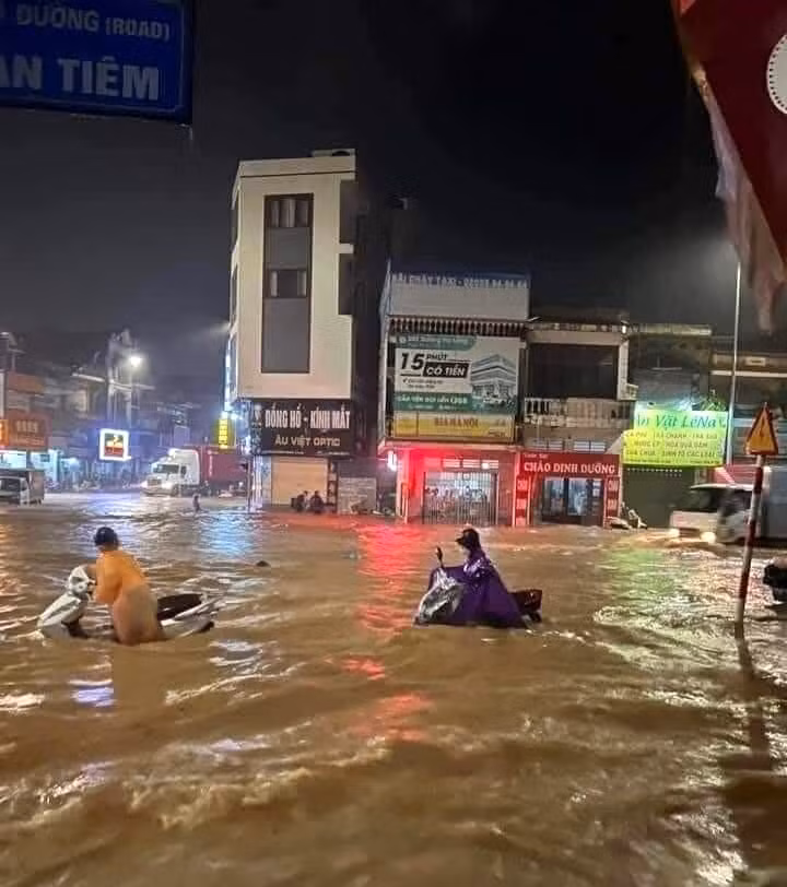 Nhiều tuyến phố tại Hải Phòng và Quảng Ninh ngập lụt sau mưa lớn -0