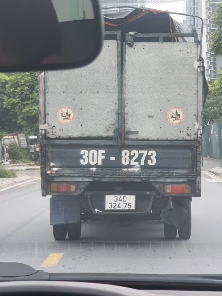 Xe ô tô “đầu Ngô, mình Sở” nghênh ngang trên đường phố Thủ đô -0