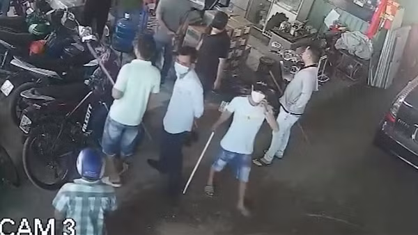 Mâu thuẫn thuê mặt bằng, hàng chục người cầm hung khí náo loạn bãi giữ xe