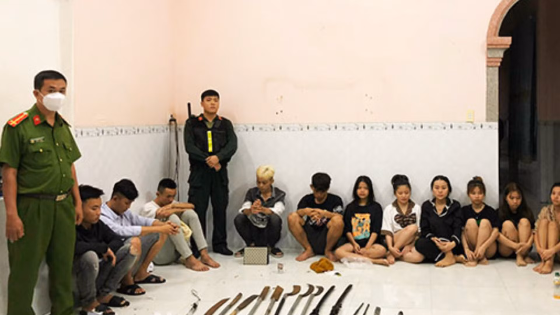 Sau khi chơi ma túy, nhóm thanh niên chuẩn bị hung khí đi hỗn chiến -0