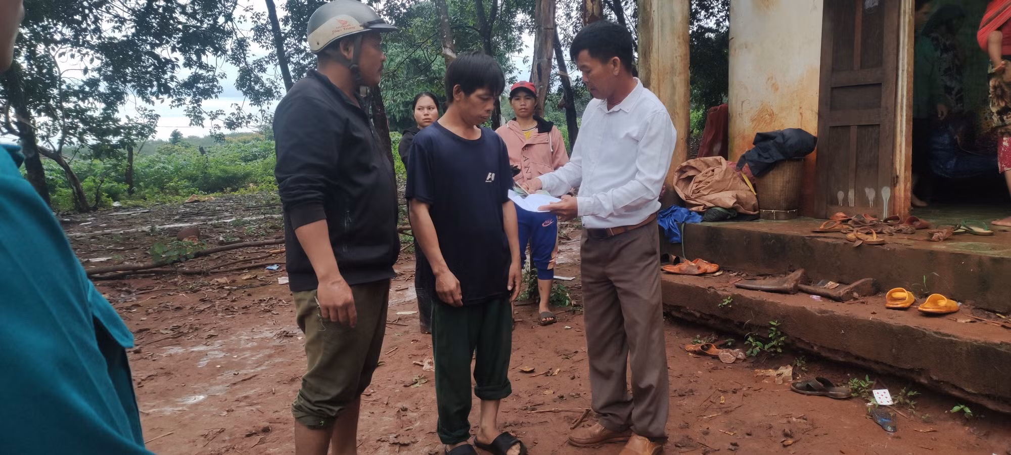 Trú mưa trong chòi rẫy, 2 người bị sét đánh tử vong -0