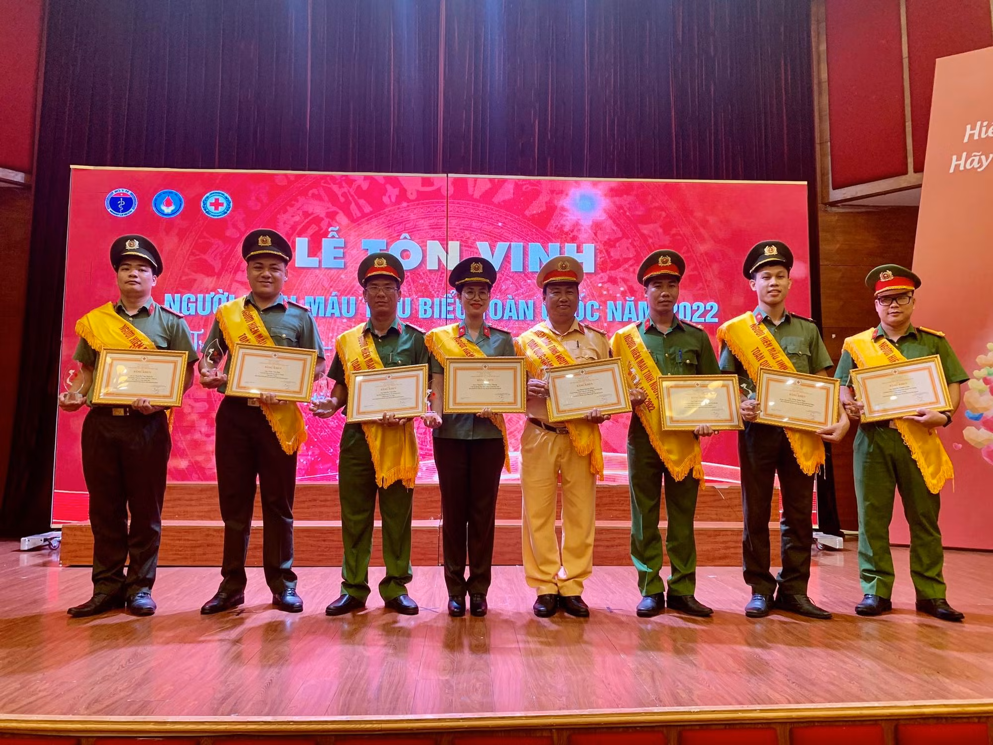 Tôn vinh 100 người hiến máu tiêu biểu toàn quốc 2022 -0