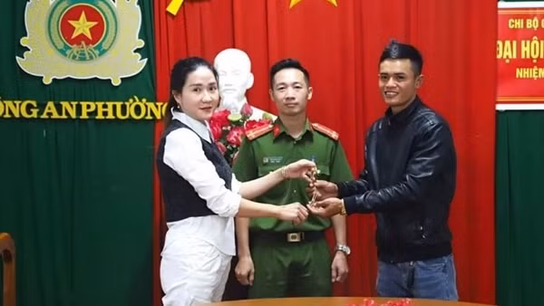 Nhặt được dây chuyền vàng, hai vợ chồng tìm người trả lại