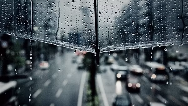 Bắc và Trung Bộ oi nóng, Nam Bộ mưa to về chiều tối