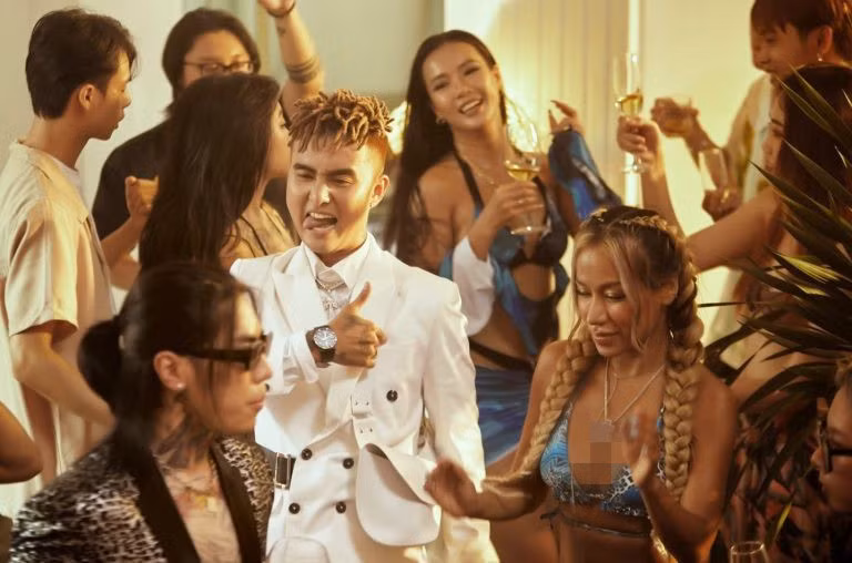 hình ảnh gợi cảm quá đà trong mv hula hula của huỳnh james và đạt g.jpg -0