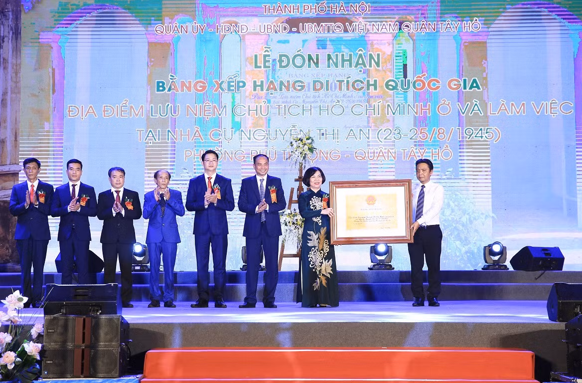 Long trọng đón bằng di tích quốc gia địa điểm lưu niệm Bác Hồ ở và làm việc năm 1945 -0