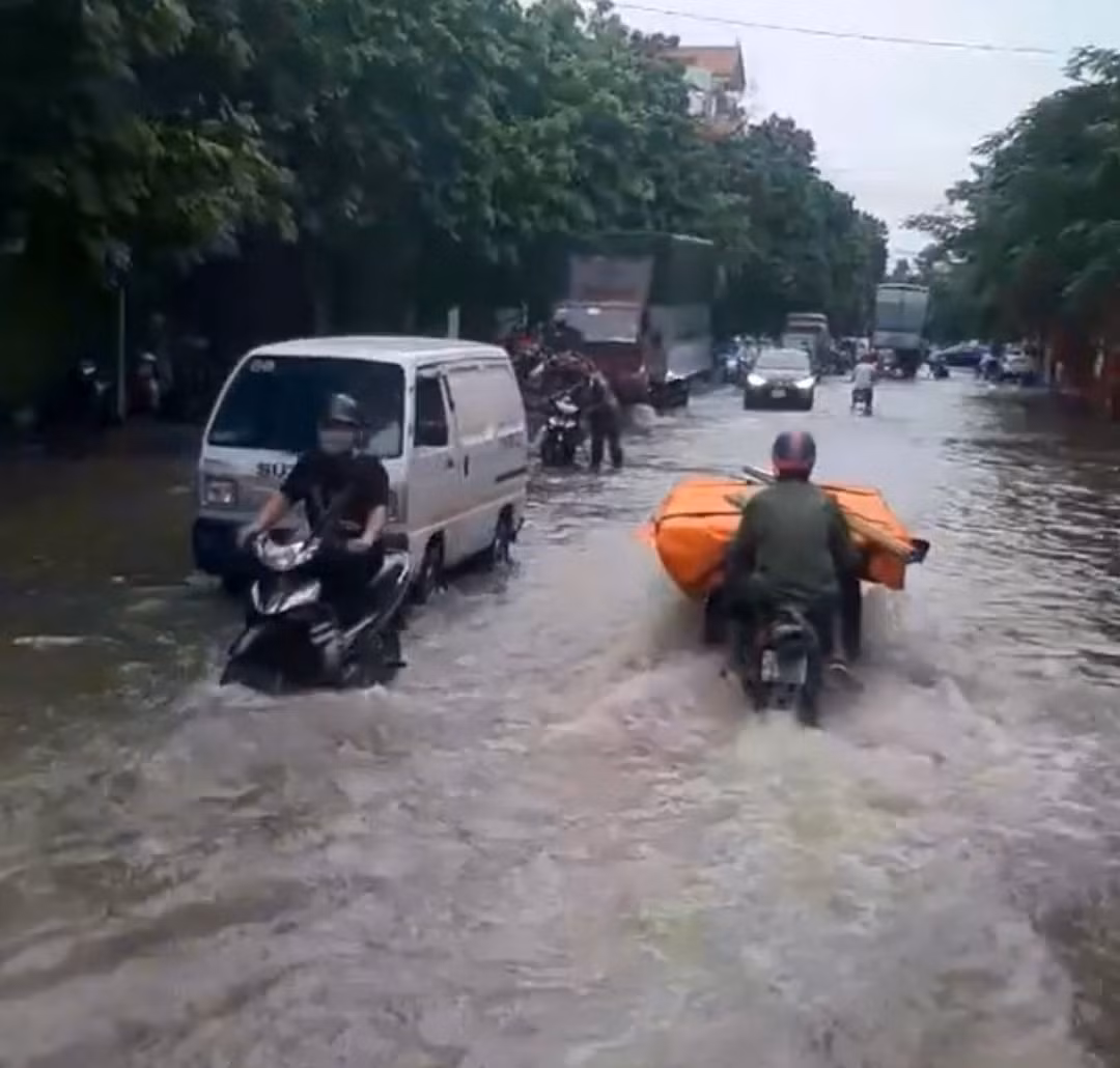 Nhiều tuyến phố tại Hải Phòng và Quảng Ninh ngập lụt sau mưa lớn -0
