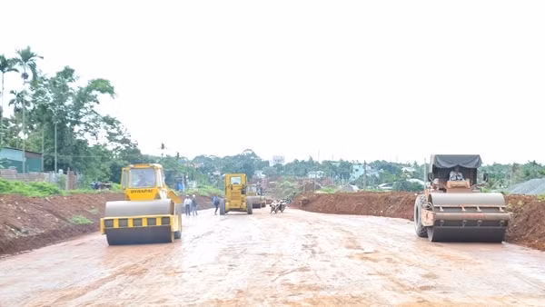 Cận cảnh đại lộ nghìn tỷ vẫn ngổn ngang trước ngày thông xe