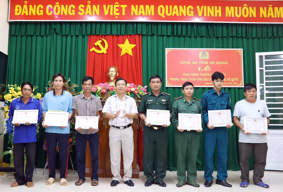 Khen thưởng 6 người dân dũng cảm cứu hàng chục người bơi qua sông trốn khỏi casino -0