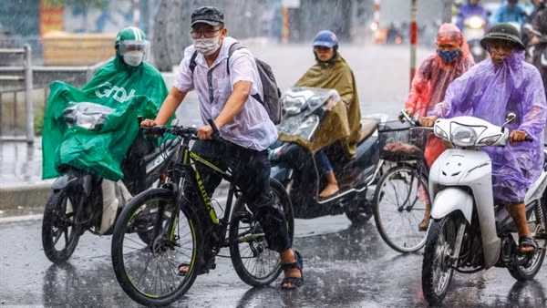 Mưa giông khắp cả nước, trời bớt oi nóng