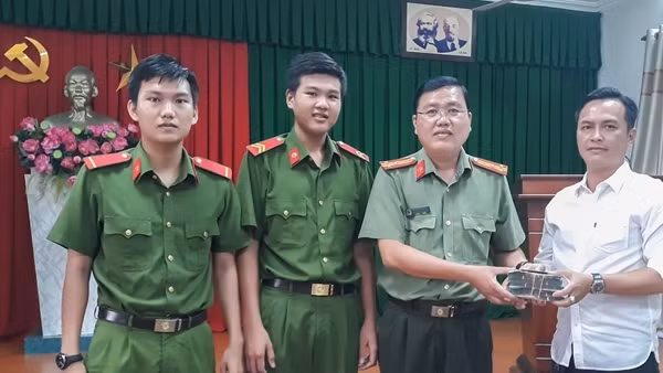 Hai chiến sĩ nghĩa vụ nhặt 370 triệu đồng trả người đánh rơi