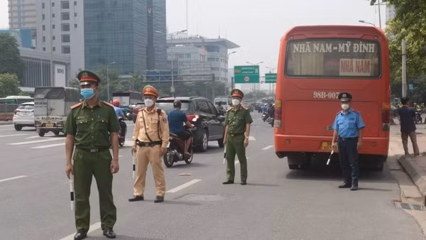 Xe "rùa bò" chèo kéo khách: chặn đằng này, "bò" đằng kia!