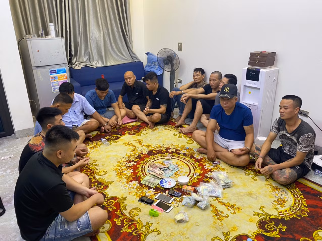 Tạm giam 15 đối tượng chuyên xóc đĩa đêm -0