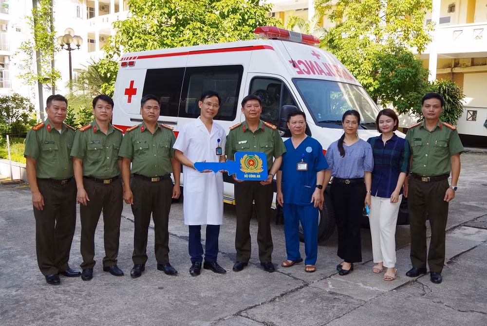 Trao tặng xe cứu thương của Bộ Công an cho Bệnh viên Đa khoa tỉnh Hà Giang -0