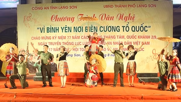 Công an tỉnh Lạng Sơn tổ chức chương trình văn nghệ tại phố đi bộ Kỳ Lừa