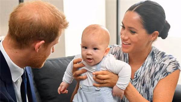 Meghan tiết lộ khoảnh khắc sinh tử của con trai trước khi rời hoàng gia Anh