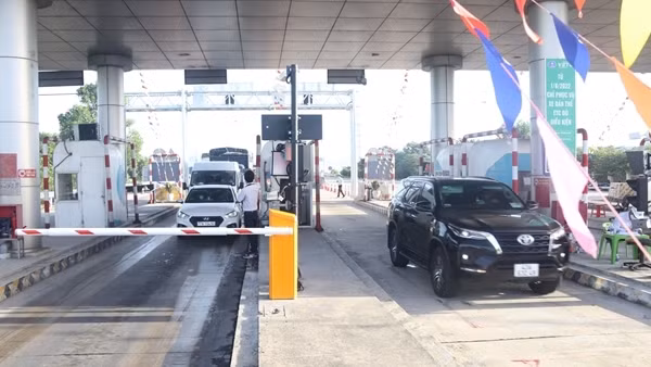 Tông gãy cần barie Trạm thu phí không dừng, đôi bên đòi bồi thường