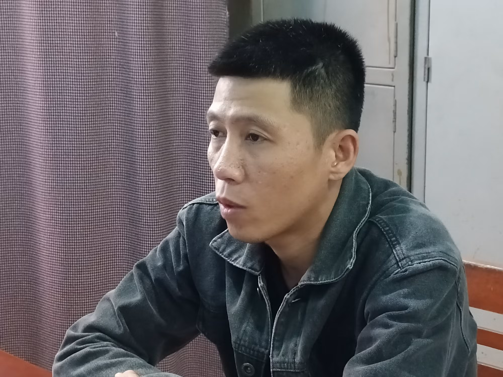 Tạm giữ hình sự thanh niên đâm người tiểu tiện trước quán nhậu -0