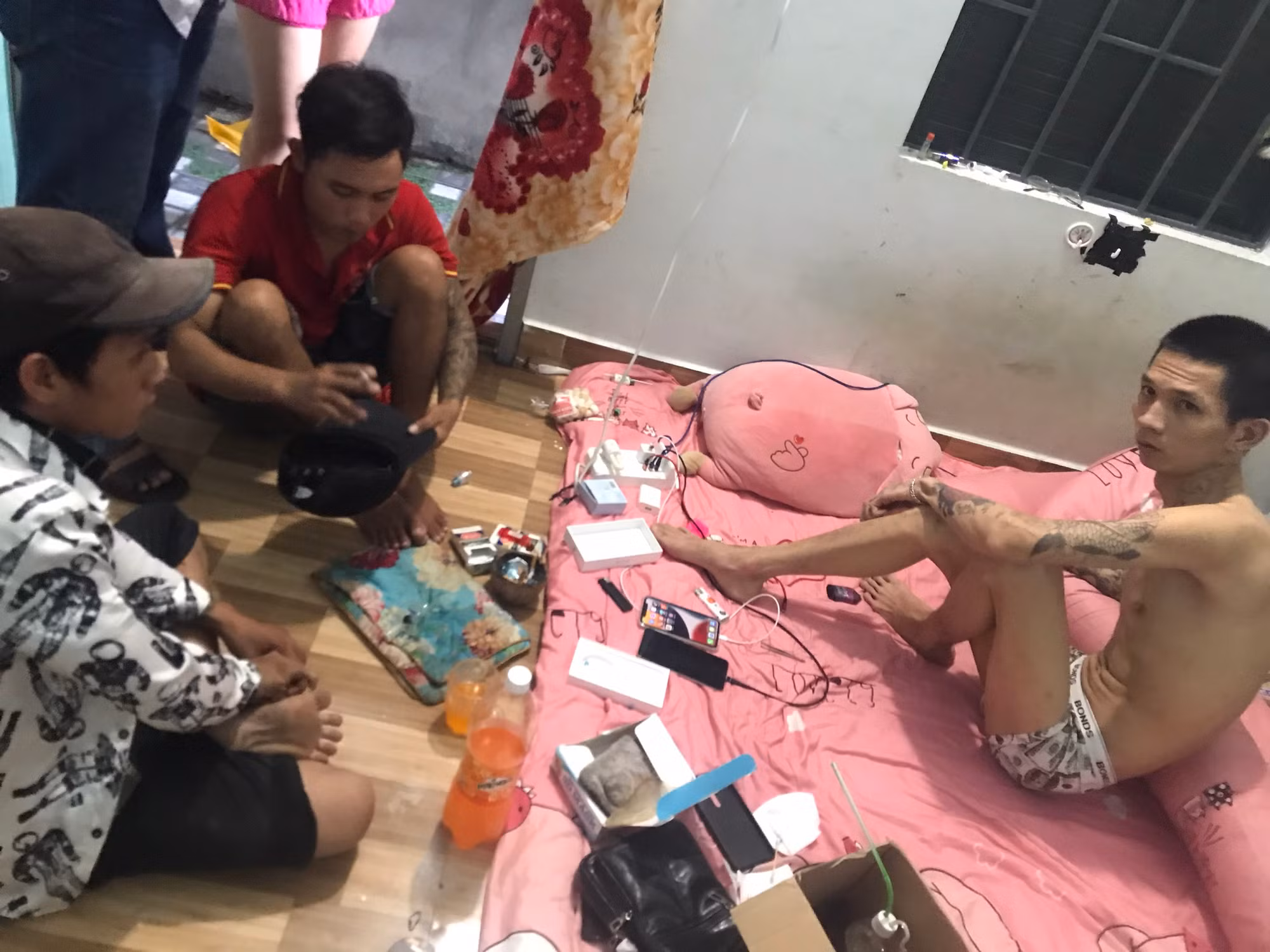 Nhóm công nhân bốc vác rủ nhau xài “hàng đá” trong nhà trọ -0