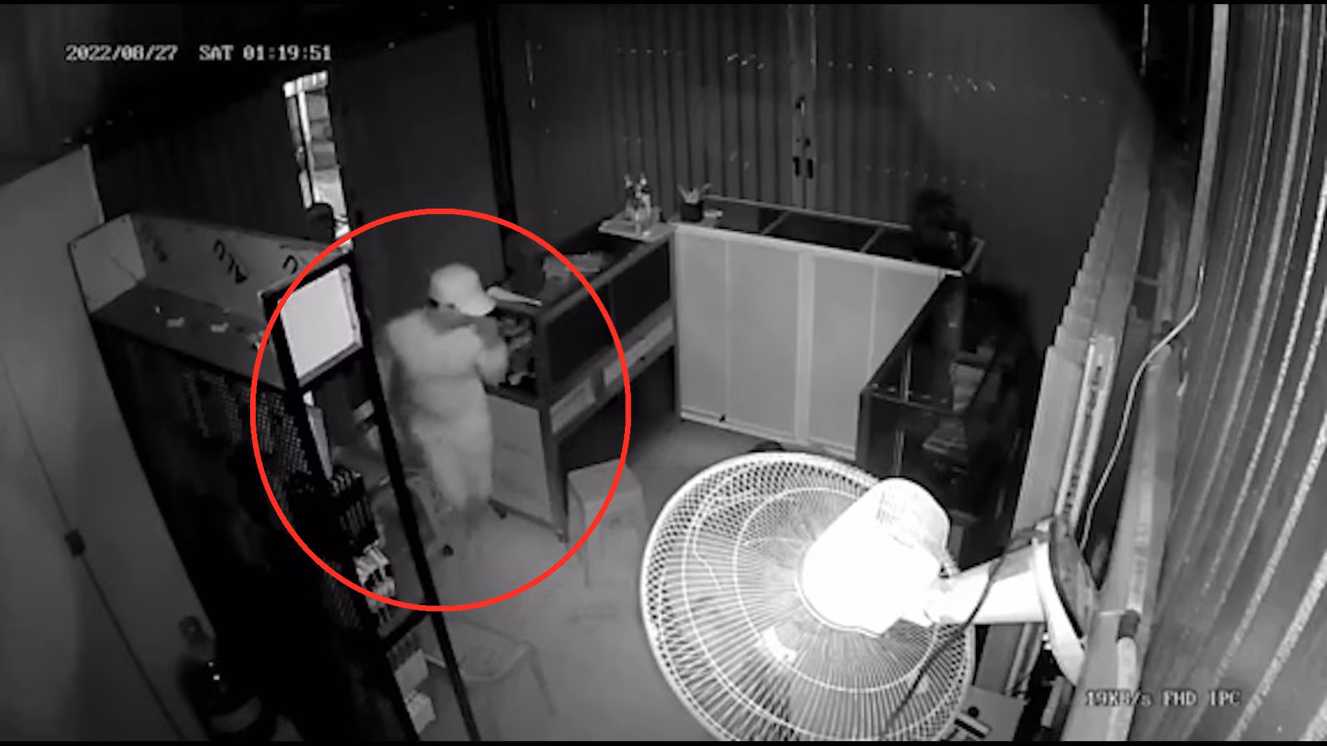Liều lĩnh đột nhập cửa hàng điện thoại dù hệ thống báo động vang lên -2