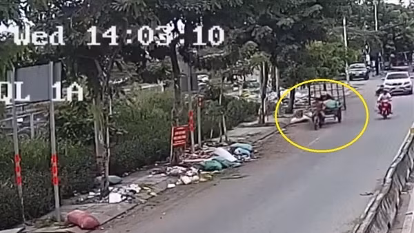 Phạt 4 triệu đồng, tịch thu xe lôi vì đổ trộm chất thải ra đường