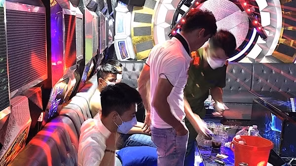 Nhiều nam nữ "bay lắc" tại karaoke Toàn Ny