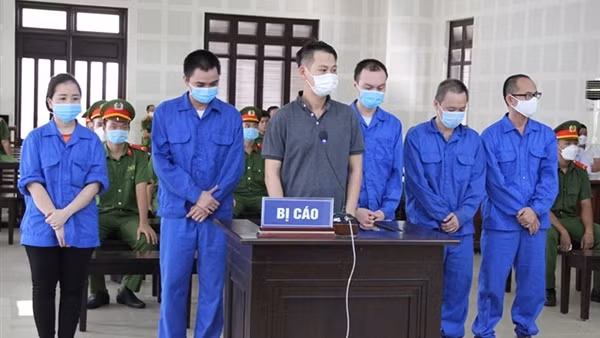 Cán bộ Sở nhận hối lộ giúp “chuyên gia dỏm” nhập cảnh trái phép