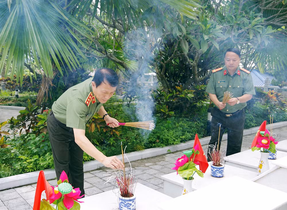 Thứ trưởng&nbsp;Lương Tam Quang làm việc tại Công an tỉnh Hà Giang -0