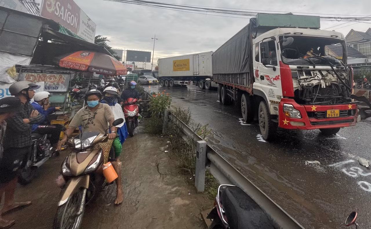 Tai nạn ở Tiền Giang, kẹt xe kéo dài tới Vĩnh Long -0