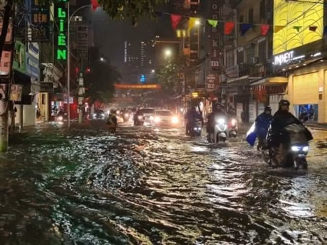 Nhiều tuyến phố tại Hải Phòng và Quảng Ninh ngập lụt sau mưa lớn -0