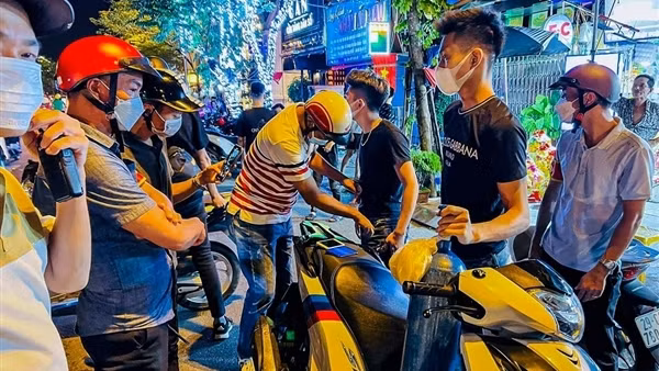 Theo chân Cảnh sát 141 truy quét thanh niên càn quấy trong đêm