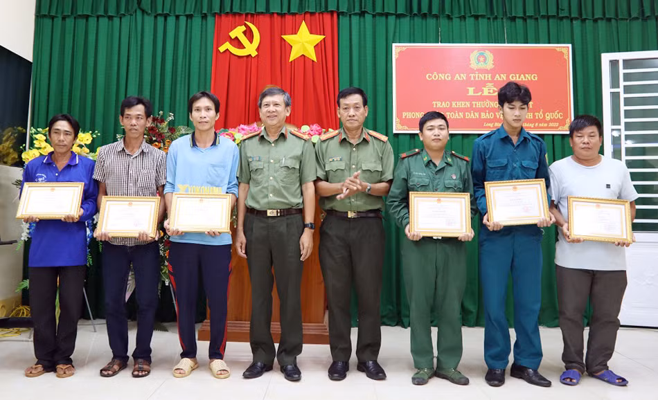 Khen thưởng 6 người dân dũng cảm cứu hàng chục người bơi qua sông trốn khỏi casino -0