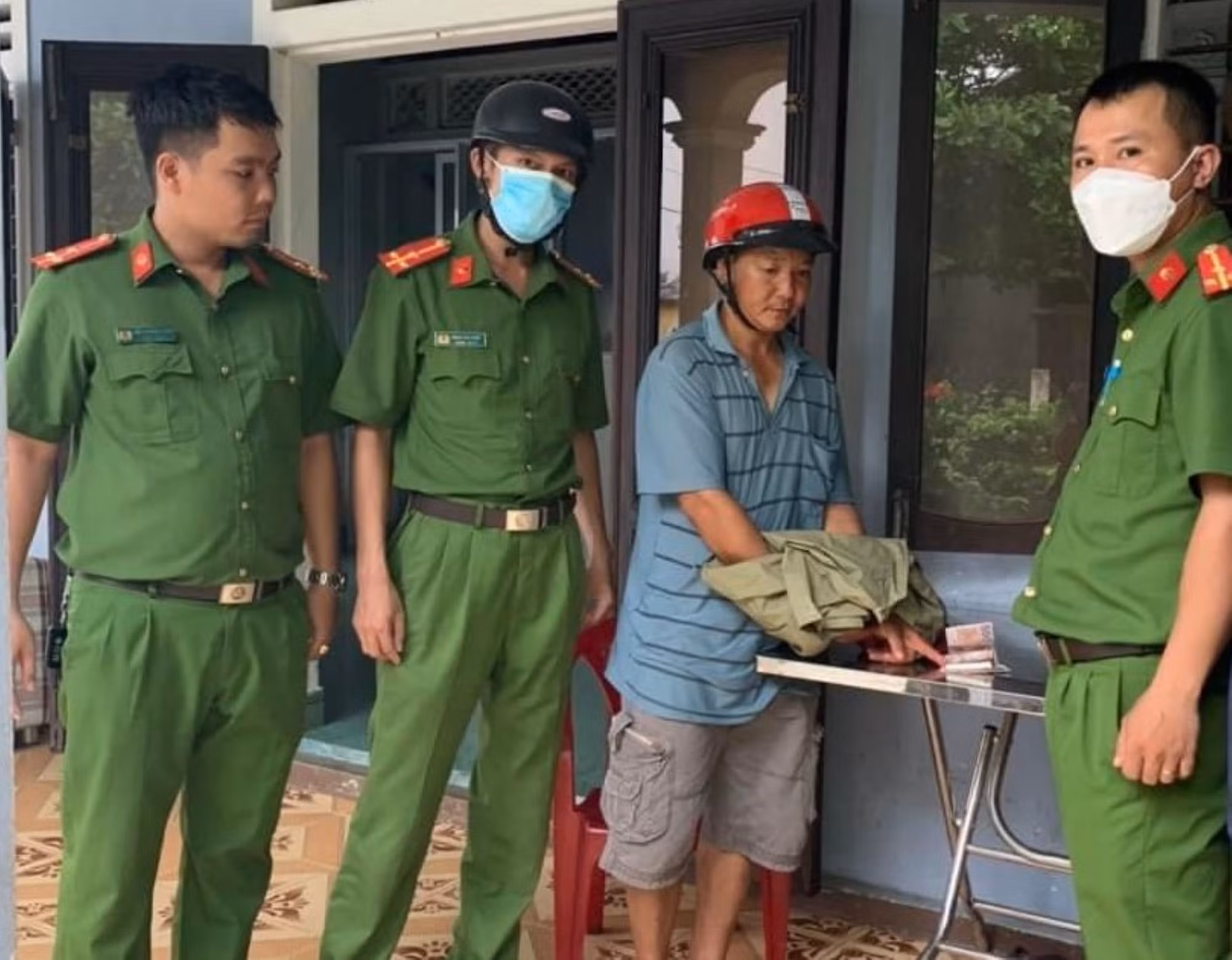 Công an xã bắt giữ các đối tượng đột nhập nhà dân trộm cắp tài sản -0