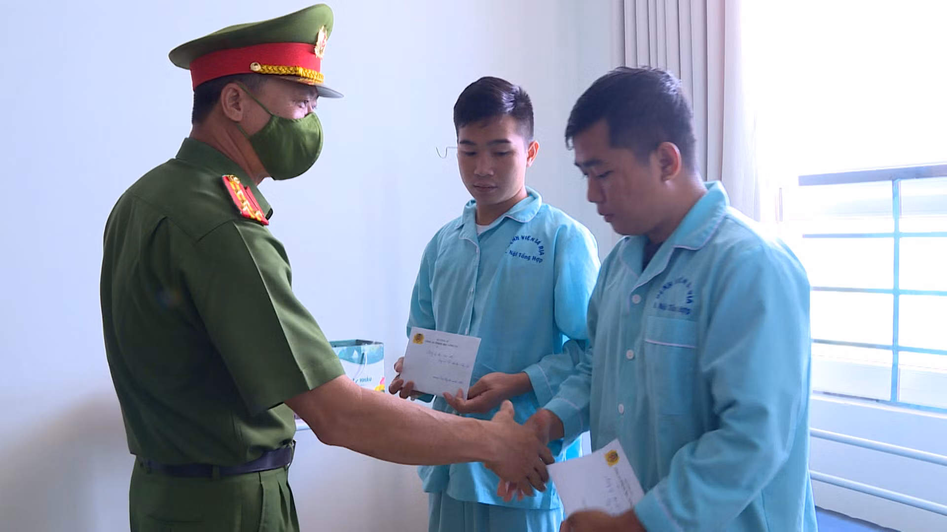 Thăm hỏi, động viên hai Cảnh sát PCCC dũng cảm lao vào đám cháy, cứu người thoát nạn -0